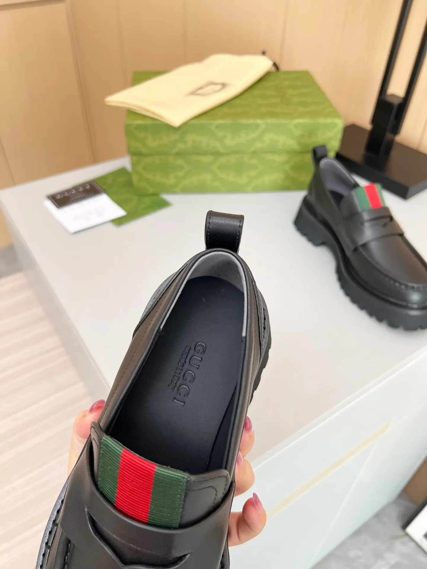 👟👟Ex-factory price 480👟👟 The latest Gucci GUCCI loafers at the counter. They are mainly matched with various styles of trendy clothes to highlight their fashion. ✅ A must-have recommended ➡️ Especially easy to put on and take off. Fabric: cowhide, open edge beads. Inner/foot pads: cow lining. Color: black. Size: 34-41 (34, 41 need to be customized). Heel height: 5cm. Outsole: Foam outsole material ✅ Equipped with cloth bag and card